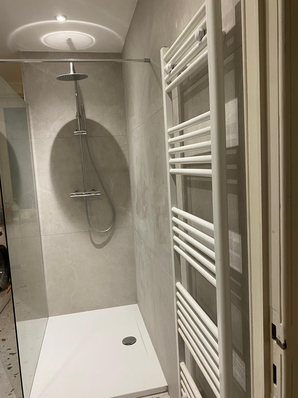 Douche italienne avec paroi vitrée