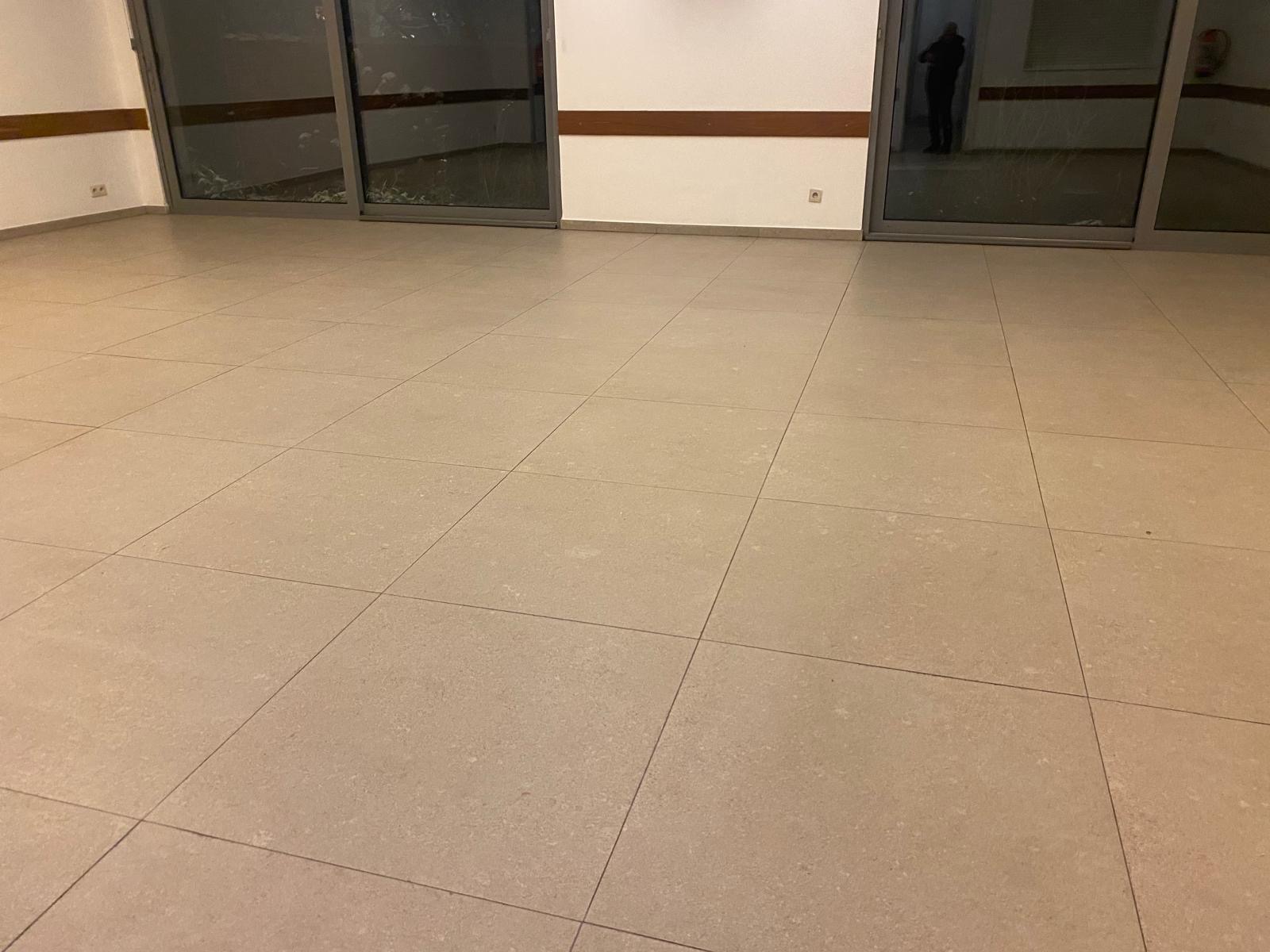 Sol carrelé — pièce de vie